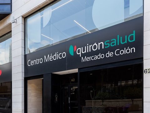 Entrada de Centro Médico Quirónsalud Mercado de Colón